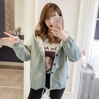 Női kabát puha béléssel és mintával a hátán