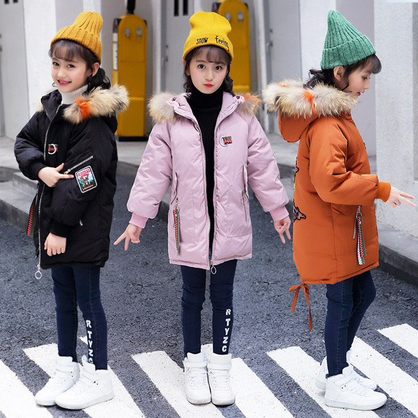 Modern gyerekdzseki lányoknak, hátoldalán hímzéssel