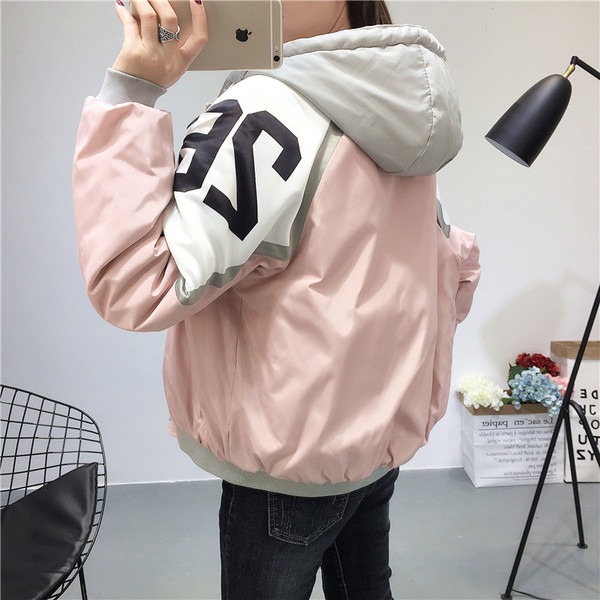 Дамско спортно яке с качулка в два цвята