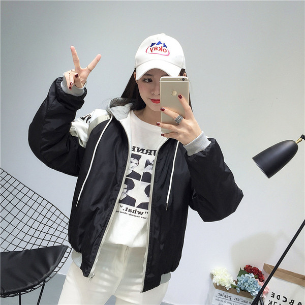 Дамско спортно яке с качулка в два цвята