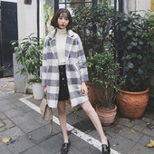 Stílusos női kockás kabát széles zsebes modell