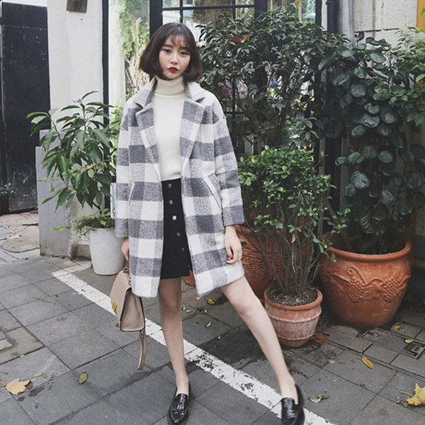 Stílusos női kockás kabát széles zsebes modell