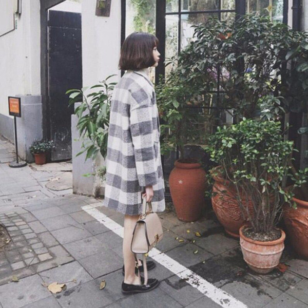 Stílusos női kockás kabát széles zsebes modell