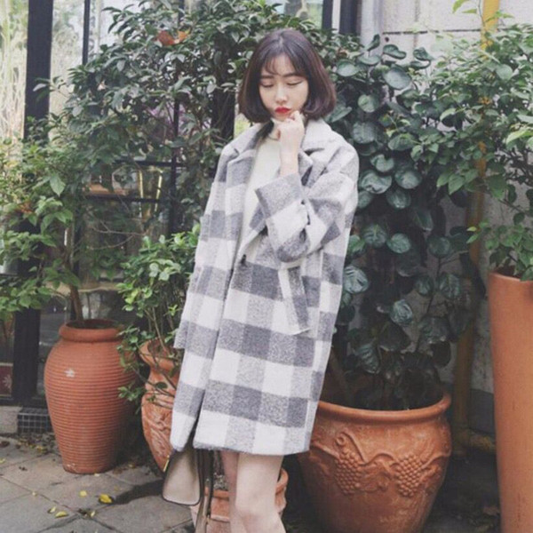 Stílusos női kockás kabát széles zsebes modell