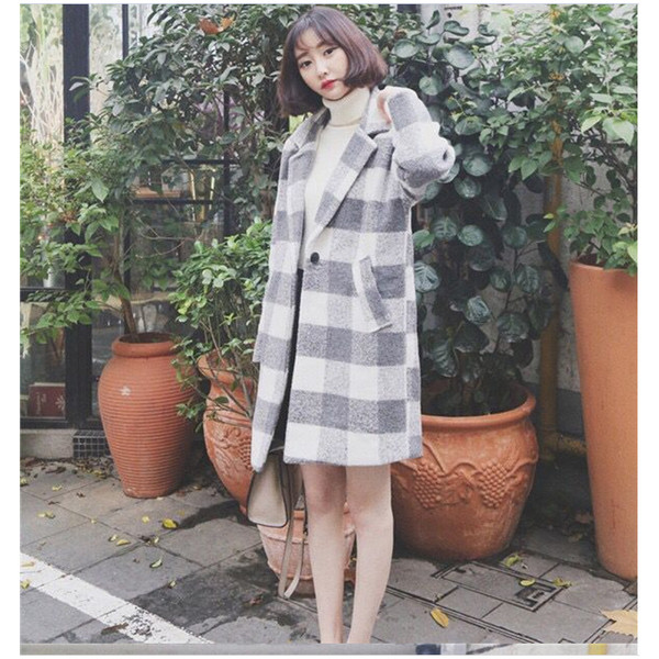 Stílusos női kockás kabát széles zsebes modell