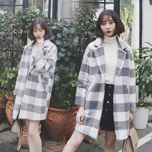 Stílusos női kockás kabát széles zsebes modell