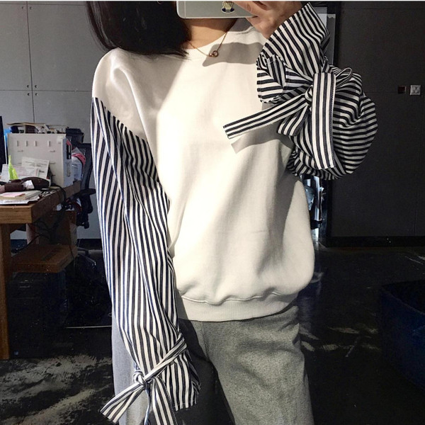 Μοντέρνα γυναικεία λευκή μπλούζα με ριγέ μανίκια και κορδόνια