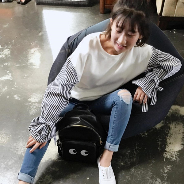 Μοντέρνα γυναικεία λευκή μπλούζα με ριγέ μανίκια και κορδόνια