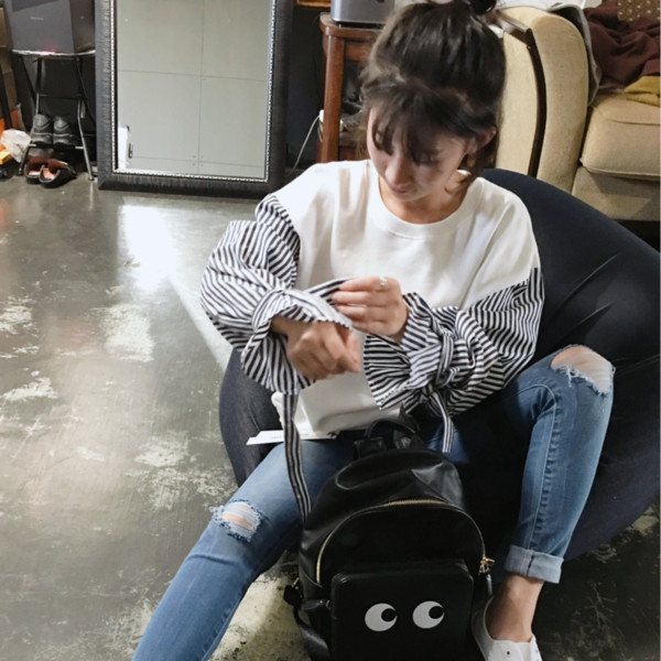 Μοντέρνα γυναικεία λευκή μπλούζα με ριγέ μανίκια και κορδόνια