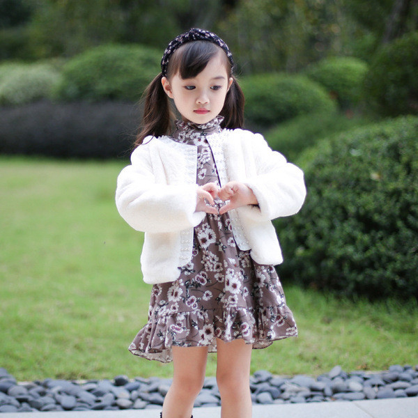 Elegáns gyerekkabát lányoknak két színben díszítő gyöngyökkel