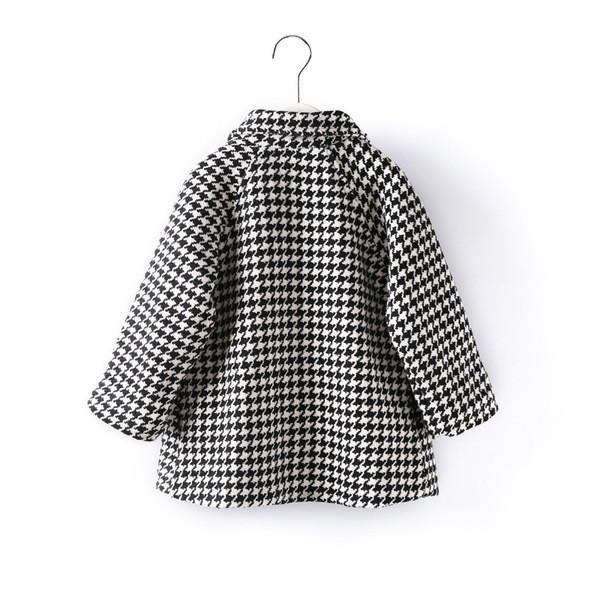 Modern gyerekkabát fekete-fehér színben