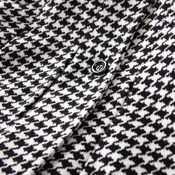 Modern gyerekkabát fekete-fehér színben