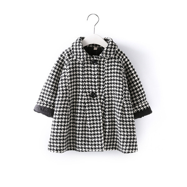 Modern gyerekkabát fekete-fehér színben