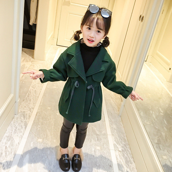 Modern gyerekkabát lányoknak zöld övvel