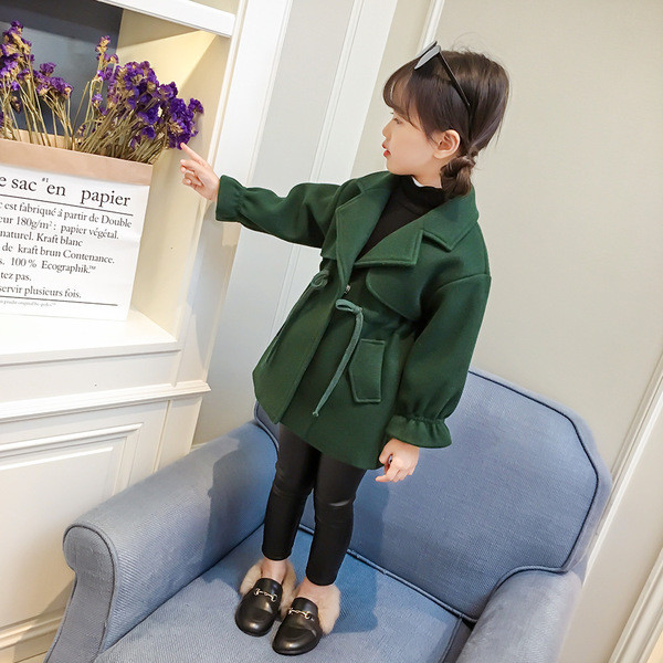 Modern gyerekkabát lányoknak zöld övvel