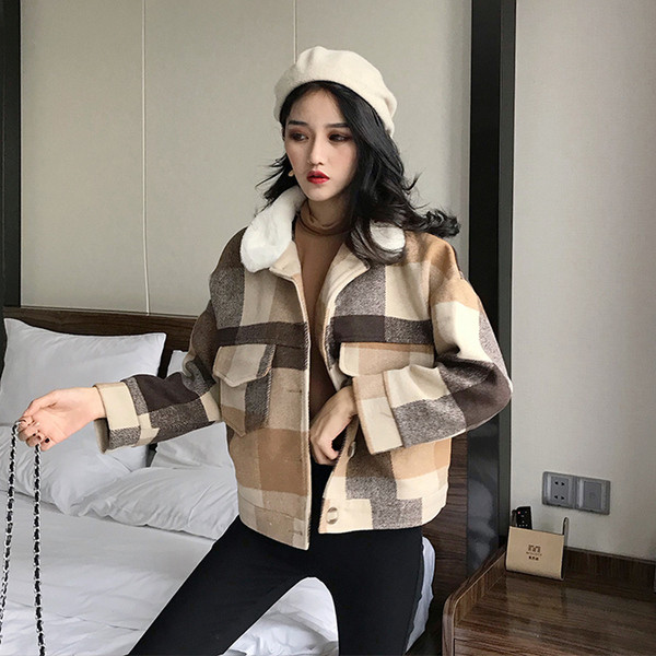 Kockás női rövid kabát pehelygallérral, két színben