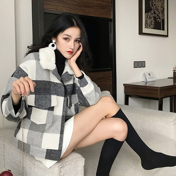 Kockás női rövid kabát pehelygallérral, két színben