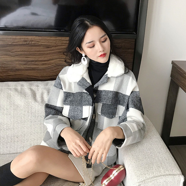 Kockás női rövid kabát pehelygallérral, két színben