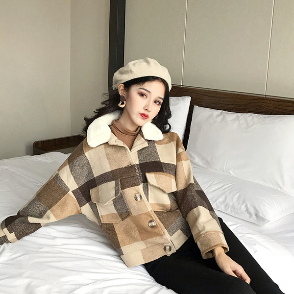Kockás női rövid kabát pehelygallérral, két színben