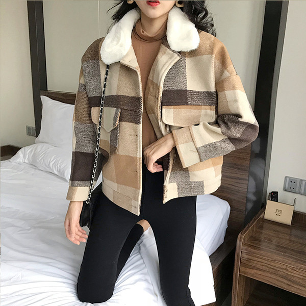 Kockás női rövid kabát pehelygallérral, két színben