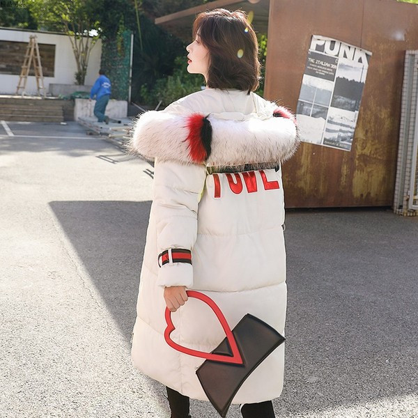 Női hosszú kabát, hátulján felirattal, színes lepel