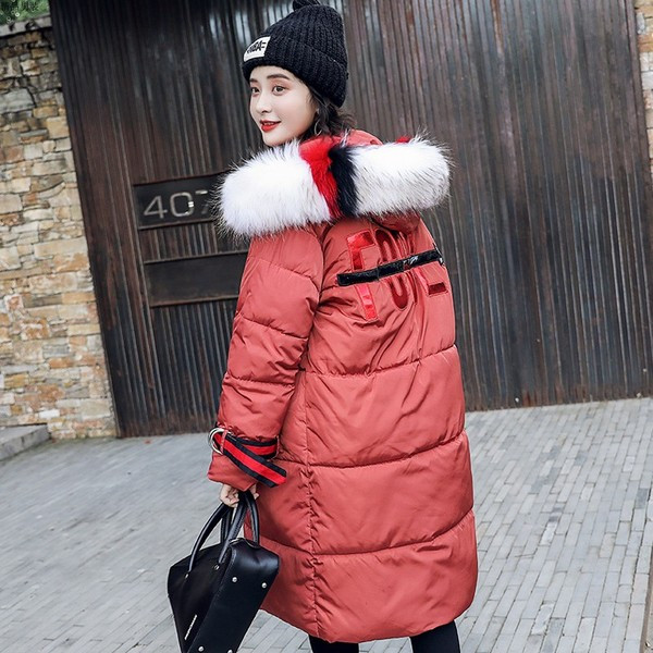 Női hosszú kabát, hátulján felirattal, színes lepel