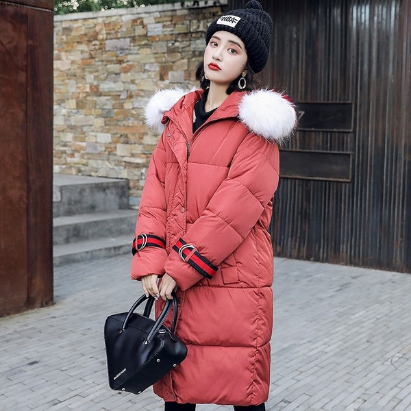 Női hosszú kabát, hátulján felirattal, színes lepel