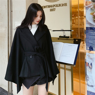 Μοντέρνο γυναικείο παλτό με ζώνη σε μαύρο και καφέ χρώμα