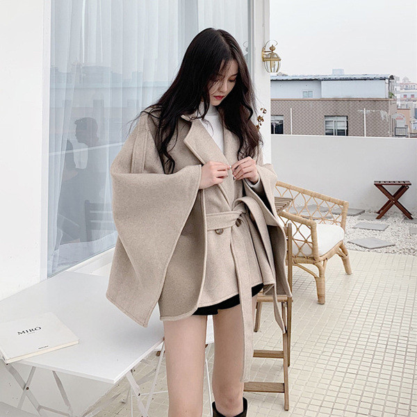 Modern női kabát fekete és barna övvel