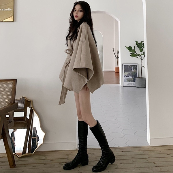 Modern női kabát fekete és barna övvel