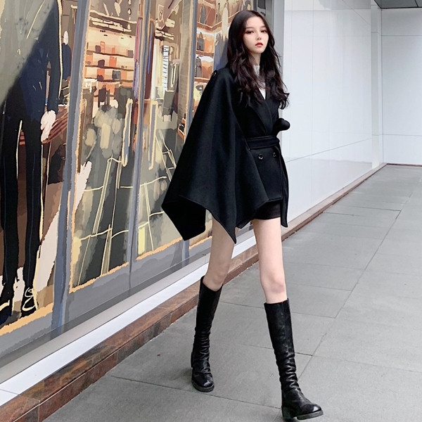 Modern női kabát fekete és barna övvel