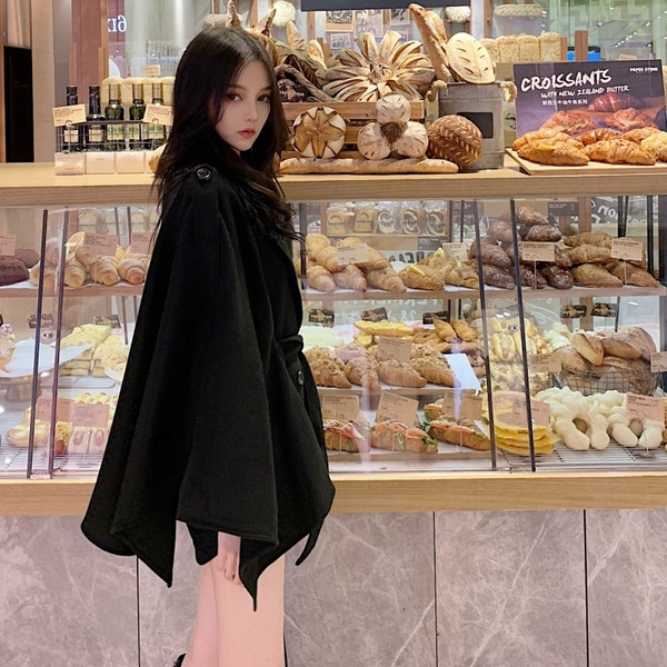 Modern női kabát fekete és barna övvel