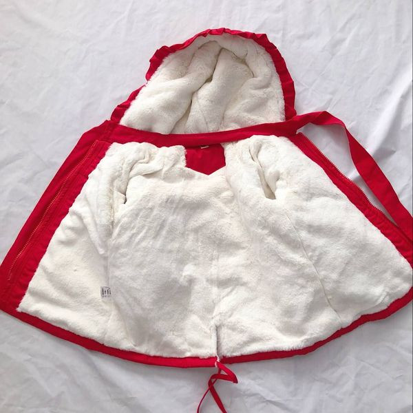 Κομψό παιδικό μπουφάν με κορδέλα σε κόκκινο χρώμα