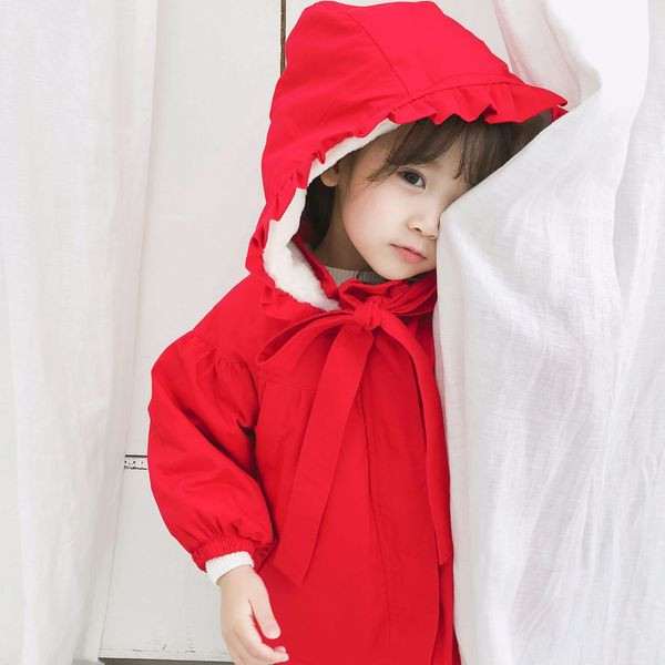 Κομψό παιδικό μπουφάν με κορδέλα σε κόκκινο χρώμα