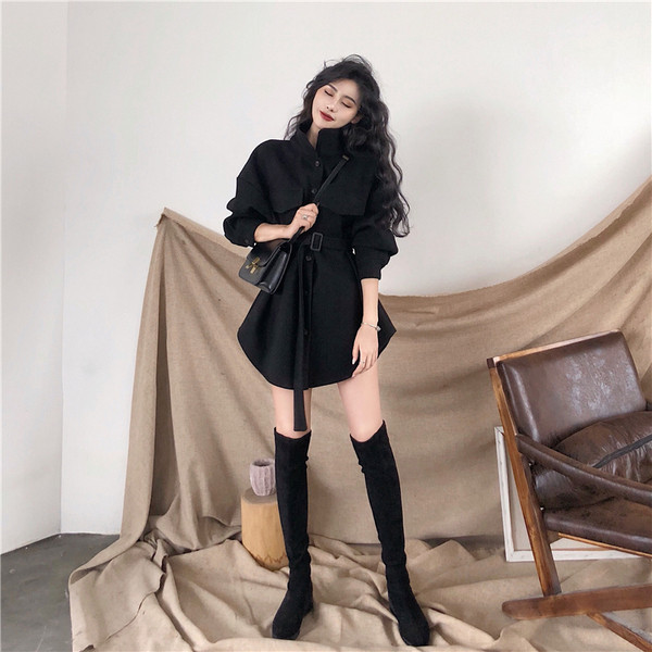 Elegáns női kabát fekete övvel