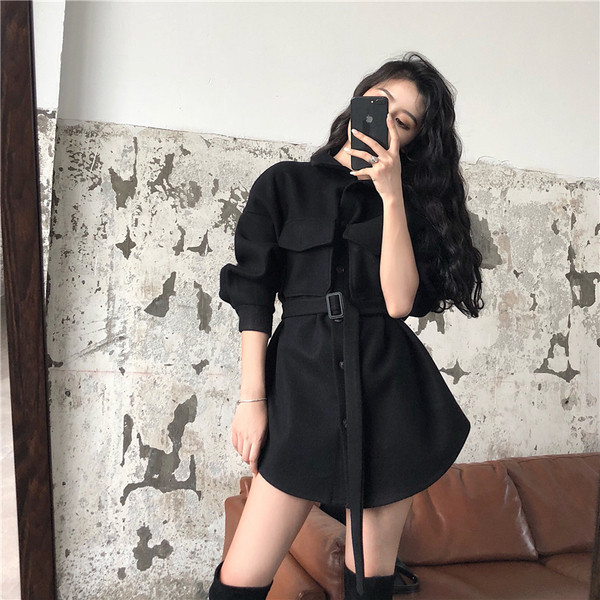 Elegáns női kabát fekete övvel