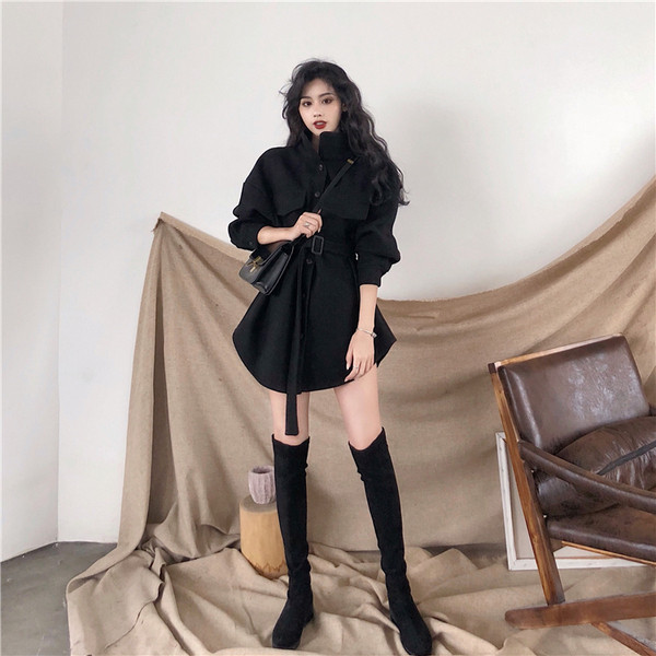 Elegáns női kabát fekete övvel