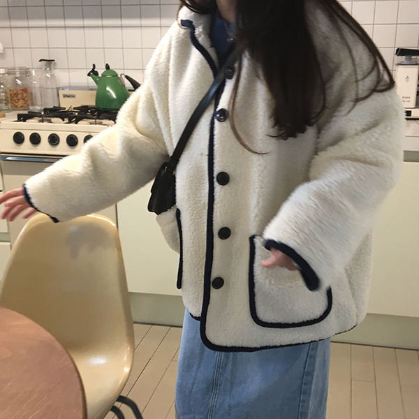 Актуално дамско пухено палто в бял цвят с джобове