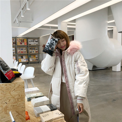 Зимно дамско дълго яке в светъл цвят с качулка и розов пух