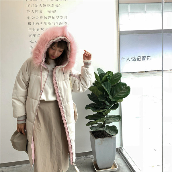 Зимно дамско дълго яке в светъл цвят с качулка и розов пух