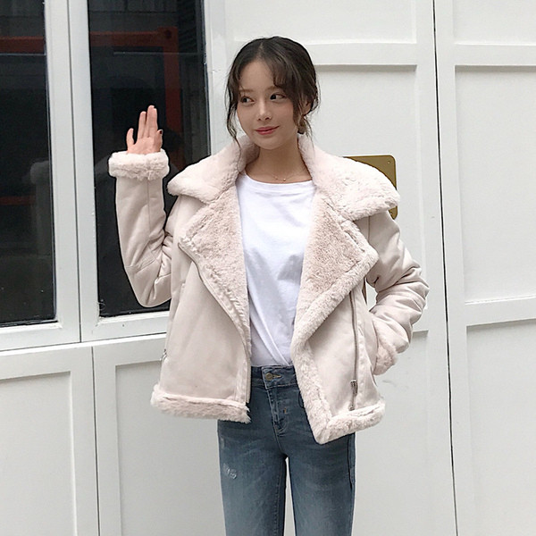 Модерно дамско зимно яке със странично закопчаване и мека подплата в светъл цвят