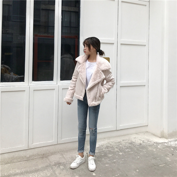 Модерно дамско зимно яке със странично закопчаване и мека подплата в светъл цвят