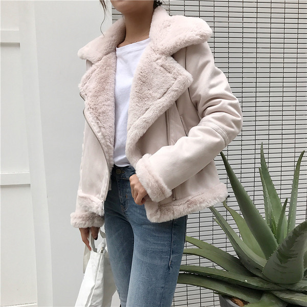 Модерно дамско зимно яке със странично закопчаване и мека подплата в светъл цвят