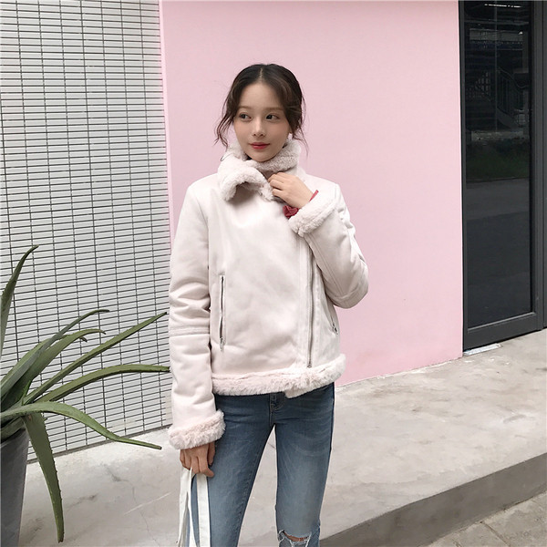 Модерно дамско зимно яке със странично закопчаване и мека подплата в светъл цвят