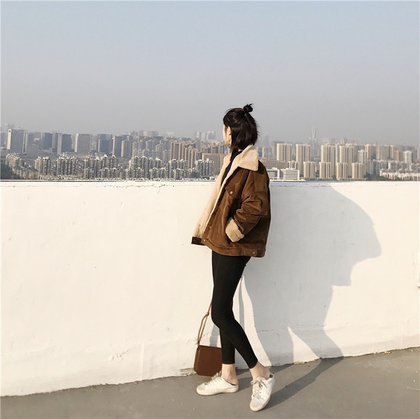 Стилно дамско зимно яке с мека подплата в кафяв цвят