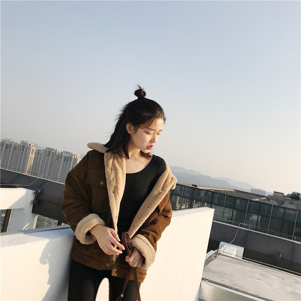 Стилно дамско зимно яке с мека подплата в кафяв цвят