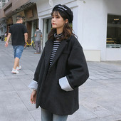 Дамско палто в два цвята с джобове и раирана подплата