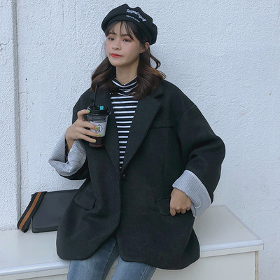 Дамско палто в два цвята с джобове и раирана подплата