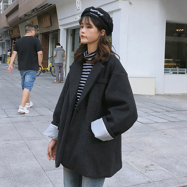 Дамско палто в два цвята с джобове и раирана подплата