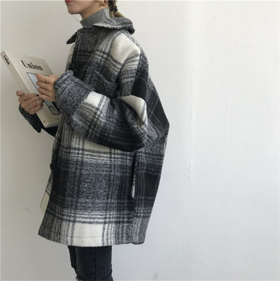 Карирано дамско палто с джоб в два цвята